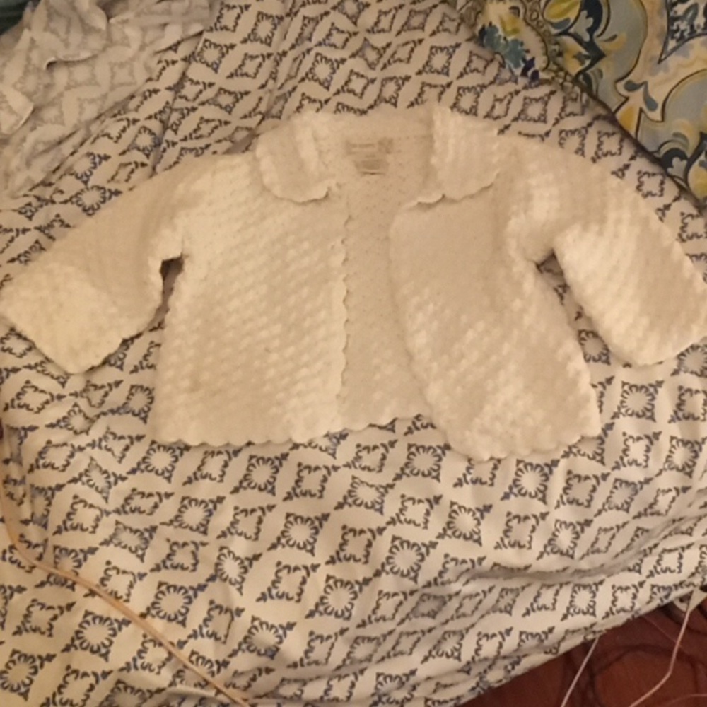 Infant knitted white sweater 6-12 mths